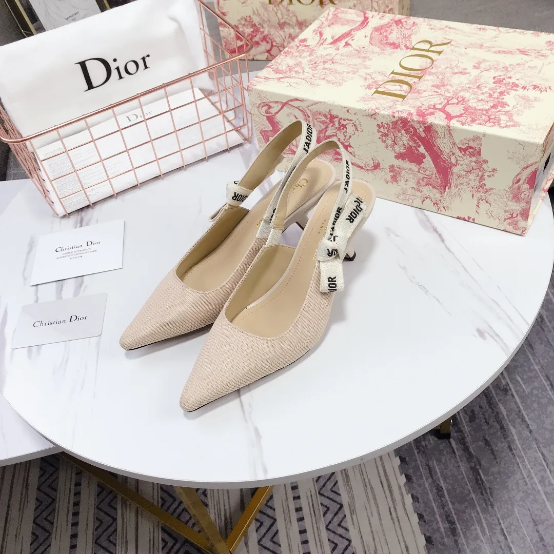 👟👟Ex-factory price 480👟👟 Women's shoes, women's clothing, special material👟👟Ex-factory price 400👠👠✨ ✨ Dior's popular sandals are new🔥 🔥 The same style of the year's most popular Internet celebrities and celebrities💁 💁. The fabric is imported; calf patent leather (special material), the lining and feet are made of calf leather lining🐑. Original molded heel, heel height 10Cm 6.5cm💘 flat bottom 1.5cm, original molded metal outsole with five-pointed star LOGO mark✨. Original bow, 💅 Italian leather outsole. 👄💋 Full set of packaging (clamshell box, cloth bag, card, invoice, one-to-one wrapping paper) 34 40 41 customized
